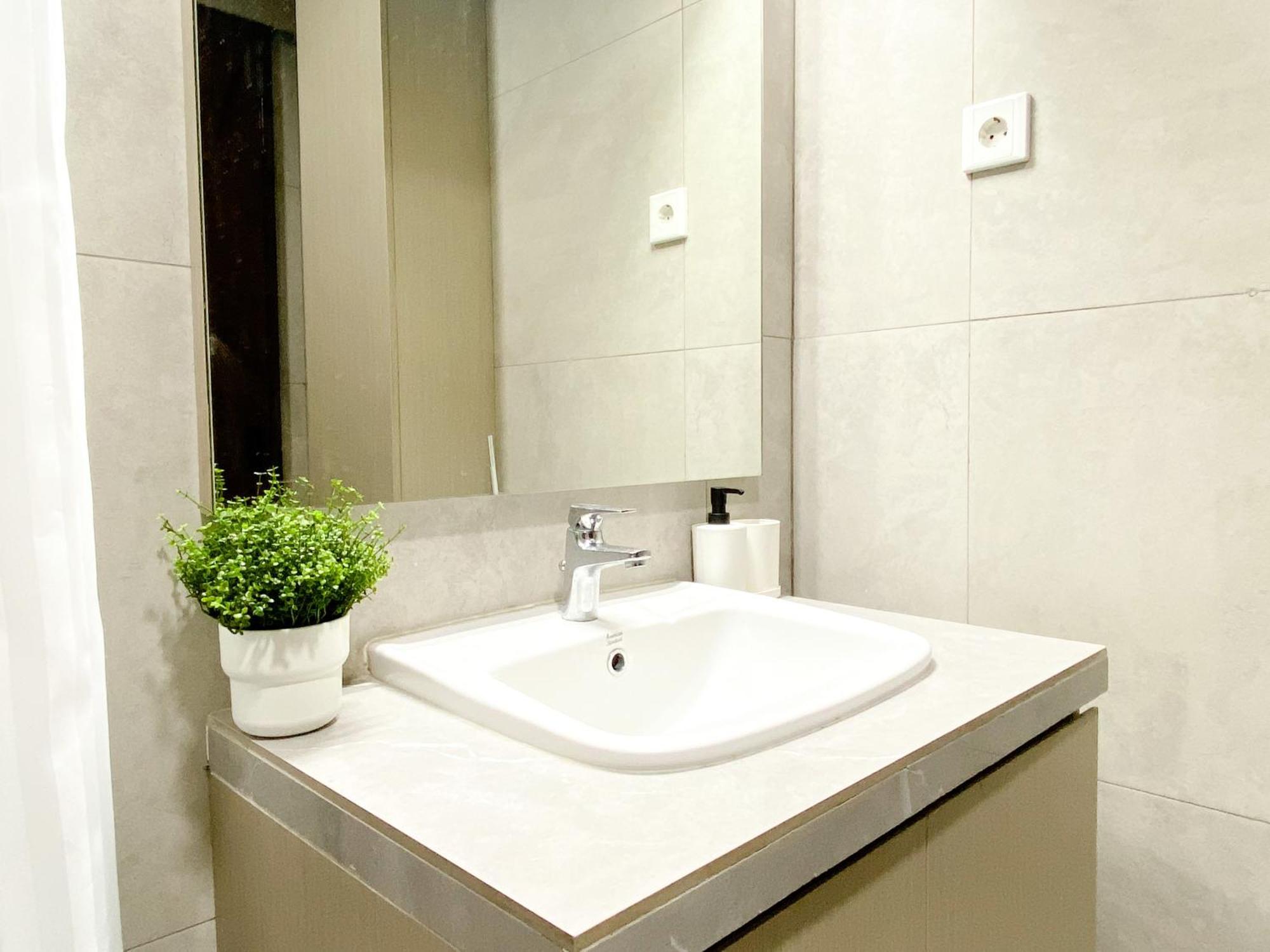 Simply And Comfortable 2Br Pollux Chadstone Apartment By Travelio Cikarang Esterno foto